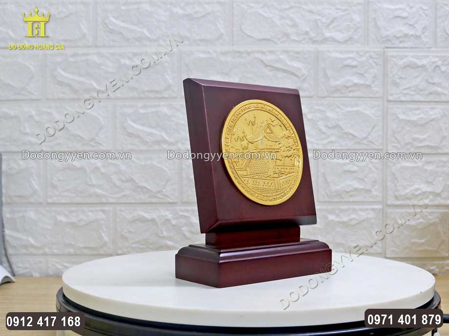 H&igrave;nh ảnh ch&ugrave;a một cột được chạm th&uacute;c sắc n&eacute;t